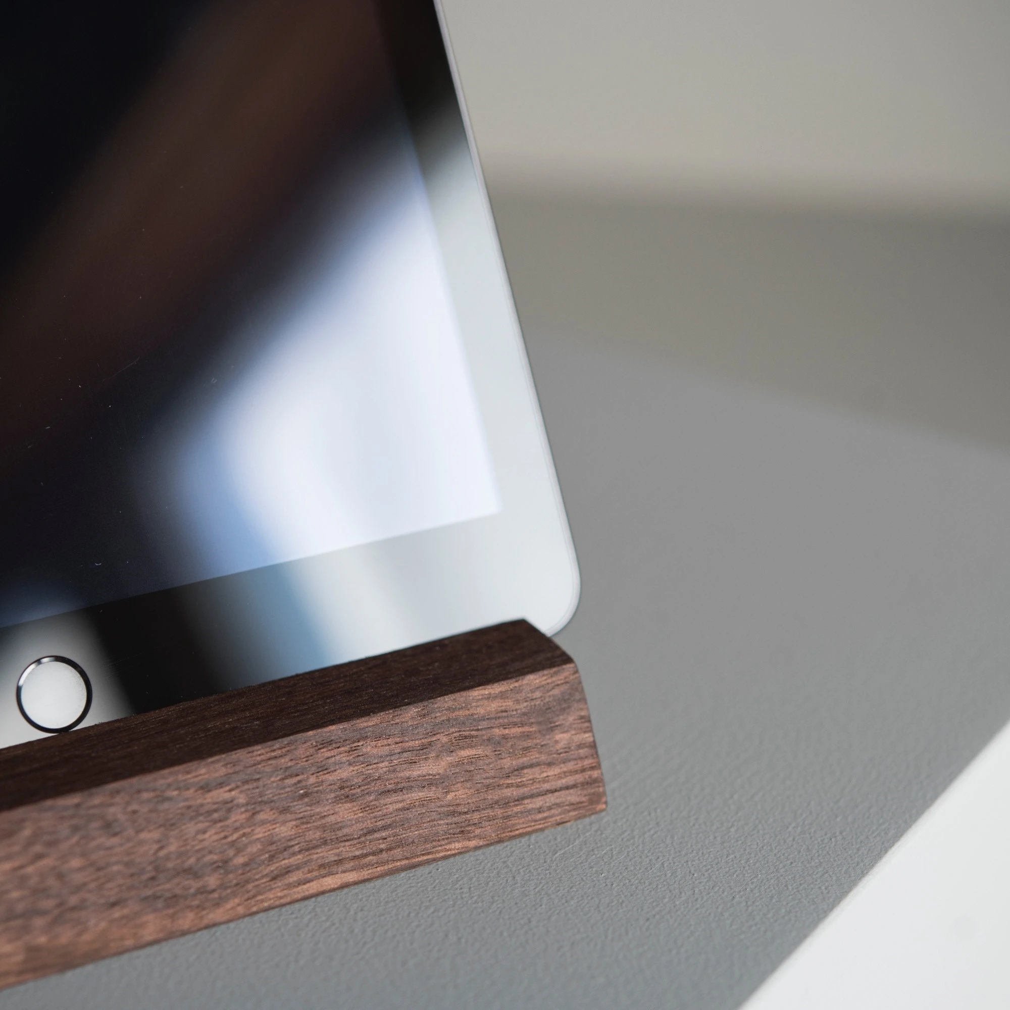 Wholesale Custom Wooden Holder iPad PC Portable Accessories Home Gift Office Design Modern Desk Tablet Stand