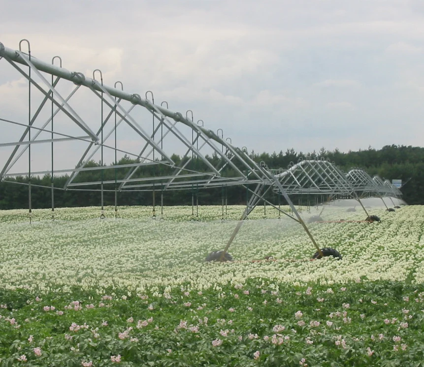 A sprinkler irrigation machine with a straightening system, reliable operation, and good straightness Aqualine