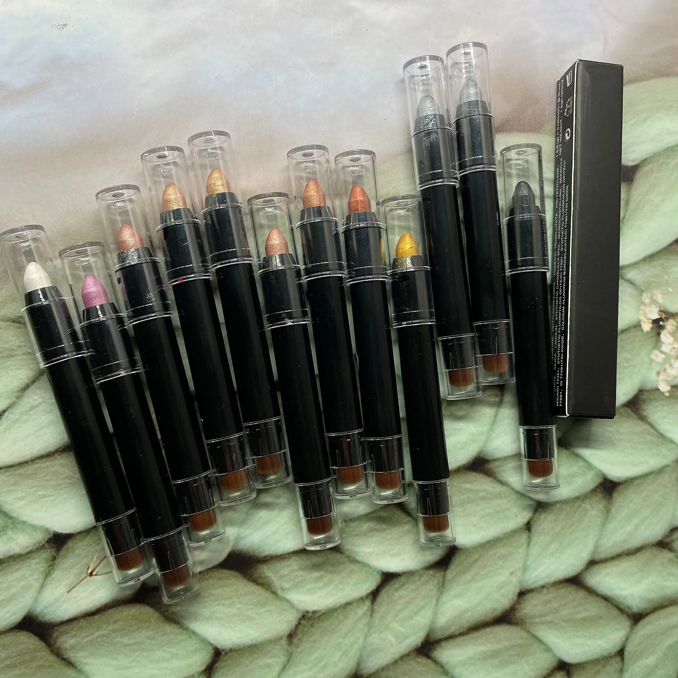 High Quality Matte Color Eye Shadow Pen Shimmer Glitter Eyeshadow Stick in Pearl Dark Bright Red