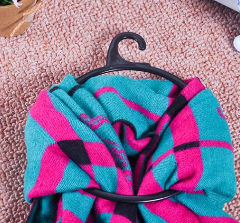 Ecofriendly ПЛАСТИК КРУГ Полотенца Вешалка шелк шарфы для женщин один кольцо с крюк накидка обертывания