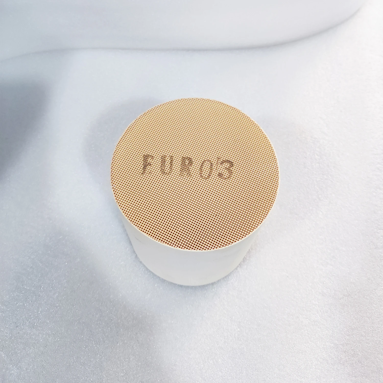 Factory Customized Honeycomb Ceramic Monolith Catalyst Universal Automotive Exhaust Catalytic Converter Wholesale