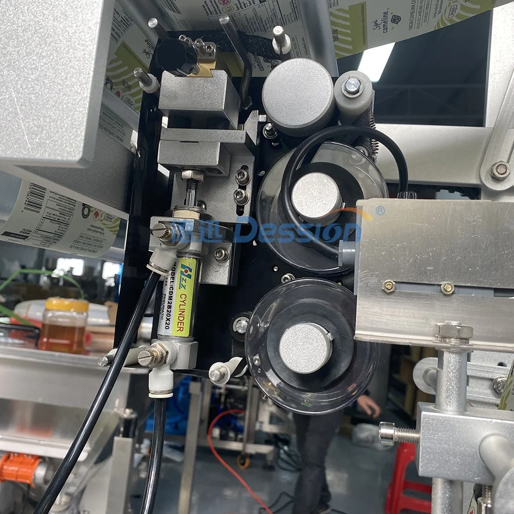 Liquid packaging and sealing machine automatic