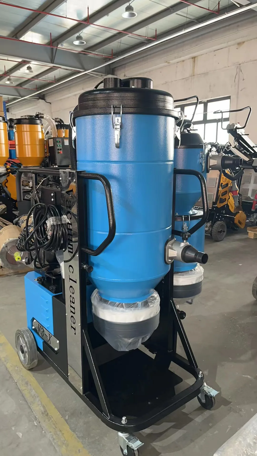 Powerful Industrial Vacuum Cleaner with Large Capacity