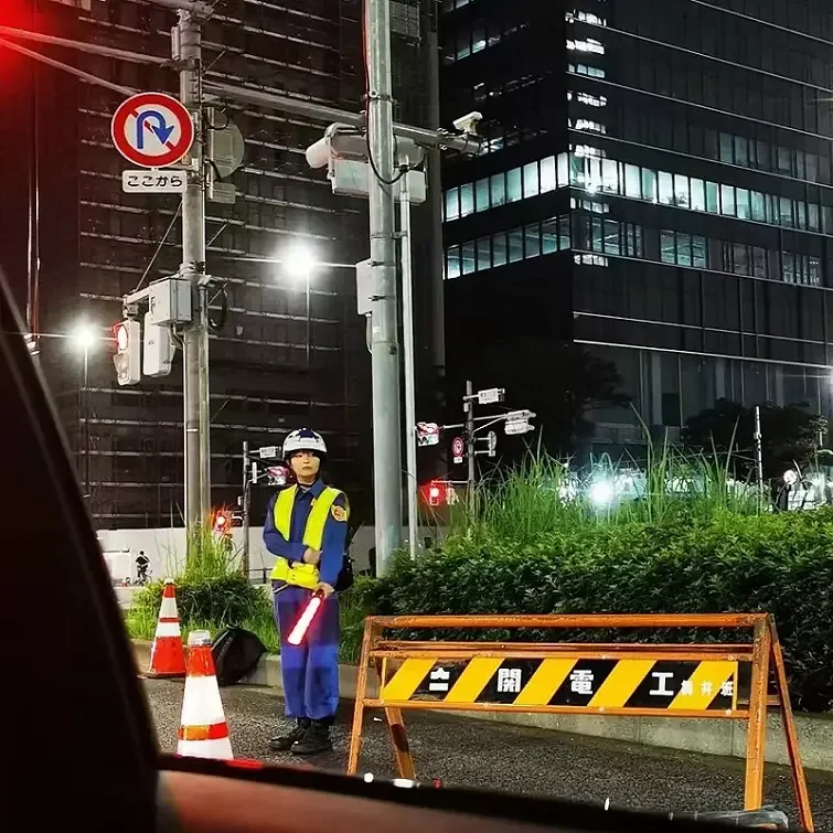 Оптовая продажа от производителя магнитная светодиодная палочка красного и синего цвета спасательный молот мигающие дубинки