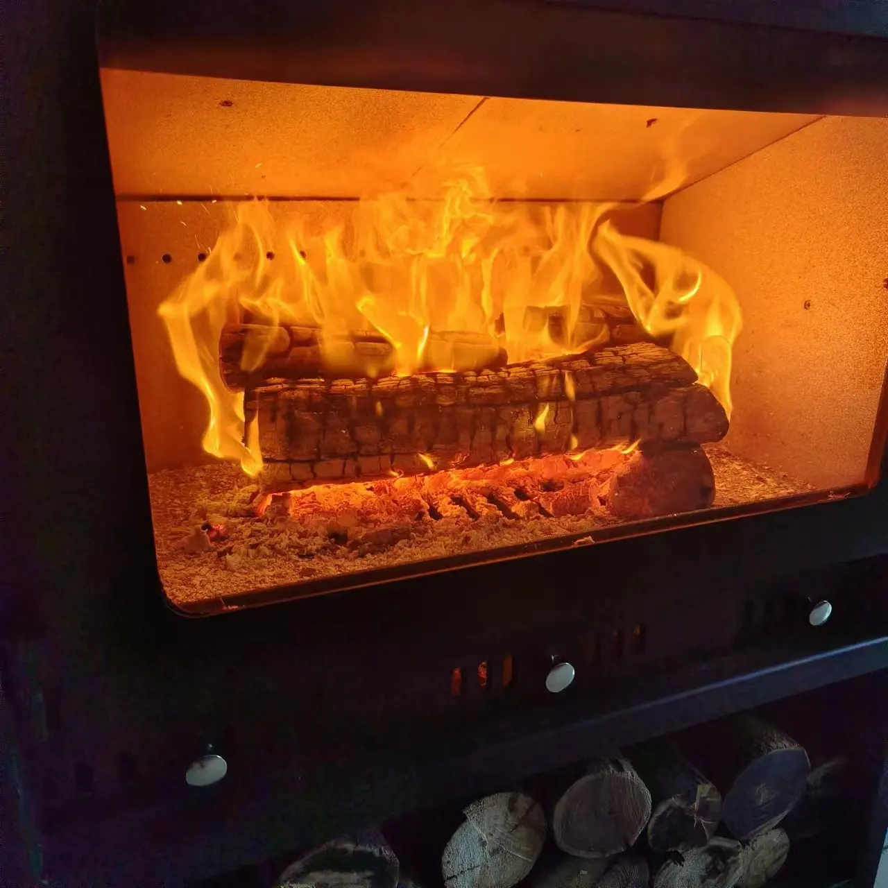 Low emission and roar of a real wood fire with freestanding wood burning stoves