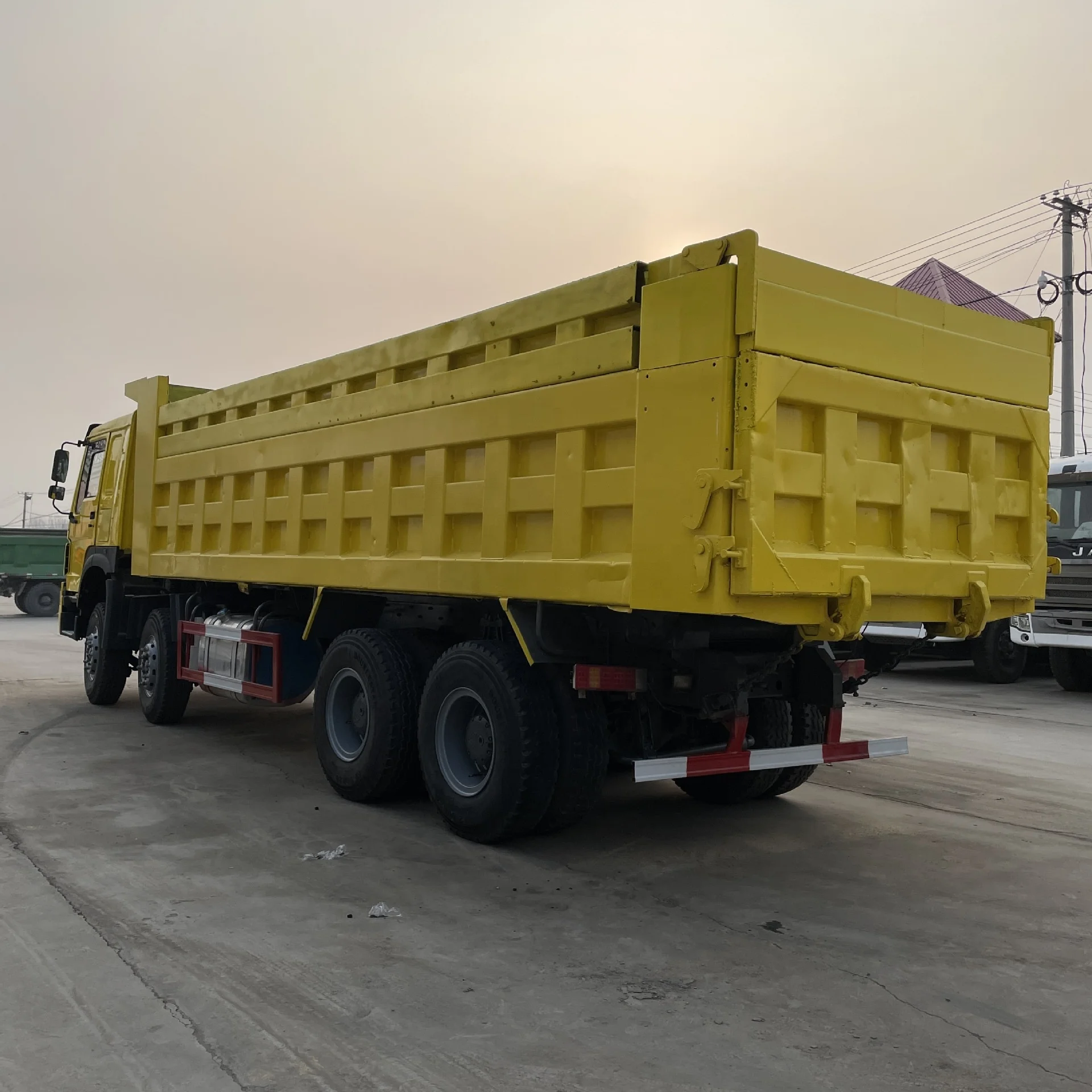 In Stock Used 30 - 40 Cubic Dump Truck/ 12 Wheeler Heavy Duty Mining Howo Sino Hoho  Used Dump Truck 8x4