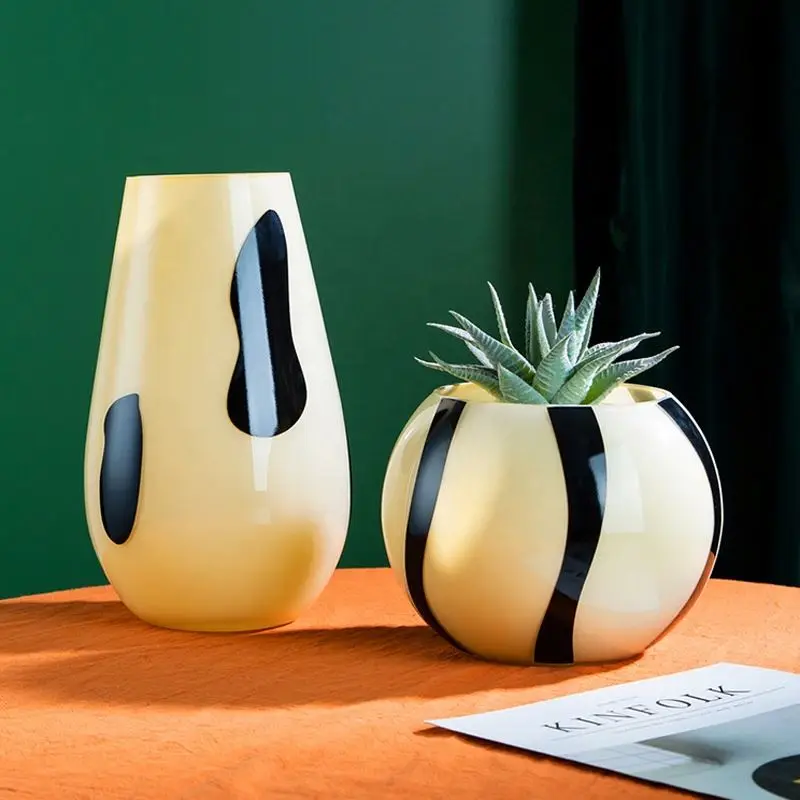 Living Room Decoration Vintage Round Oval Shape Cream Color Black Dot Hand Painted Electroplated Retro Art Glass Flower Vase
