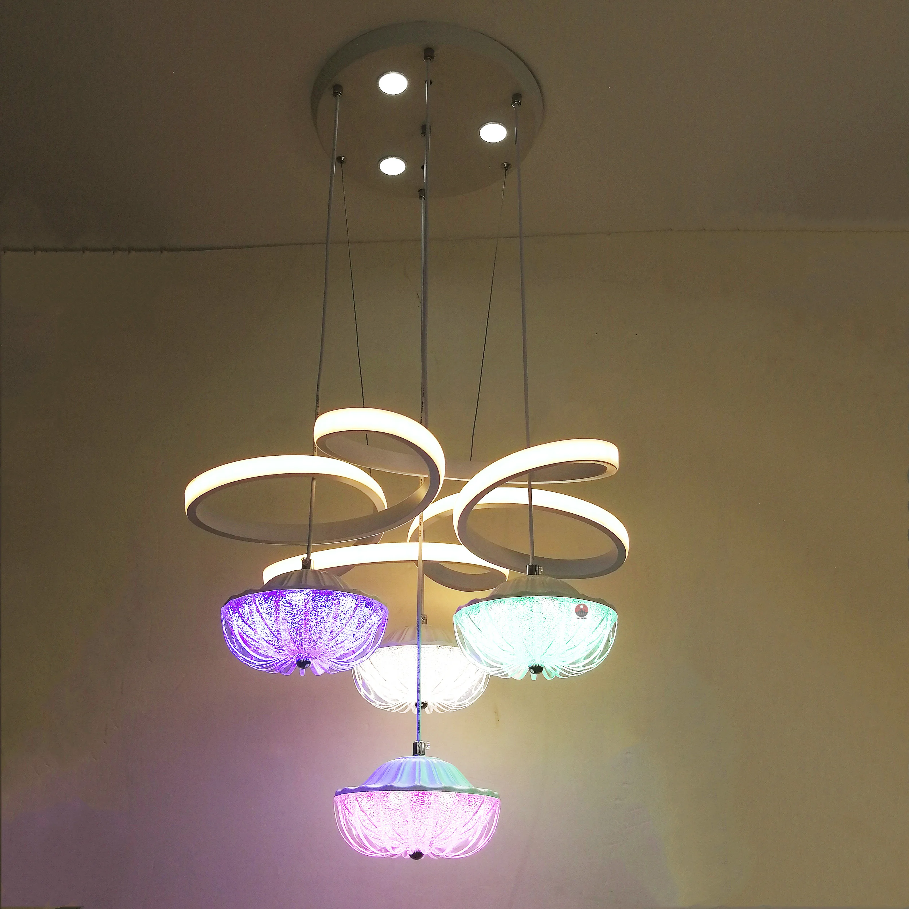 Оптовая продажа с фабрики прямая цветная Подвесная лампа из алюминия и акрила RGB