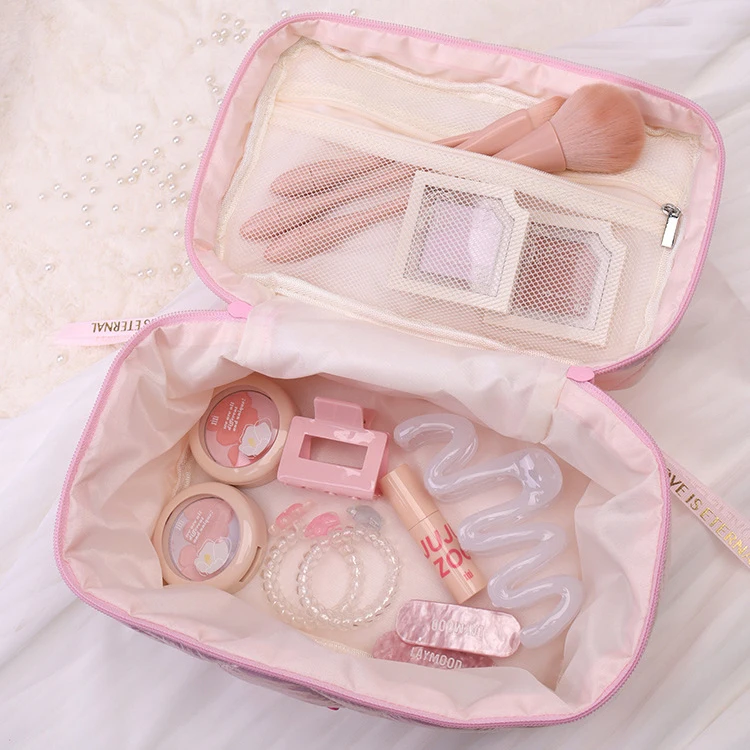 Custom Label designer Fashion laser  Soft Quilting Portable Toiletry Bags Travel Puffer Zipper Makeup Silver Cosmetic Bag Pouch