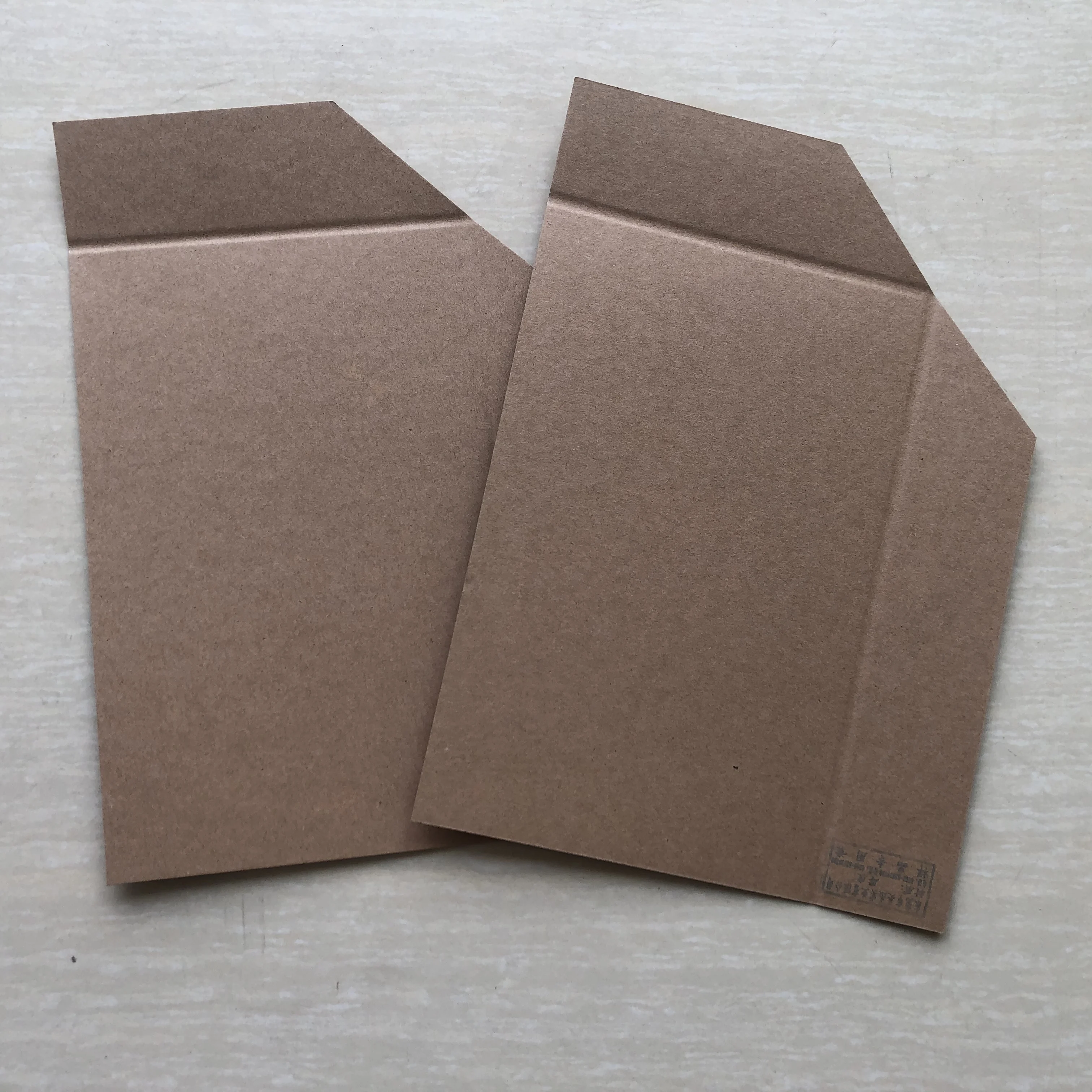 Прочный поддон из пластика и бумаги