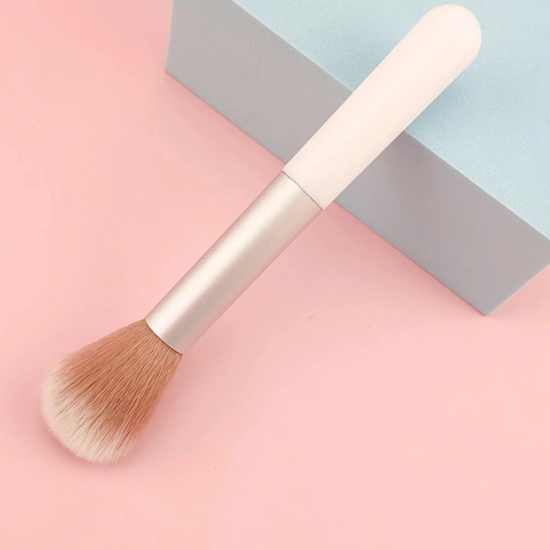 Single small white powder blusher brush Portable short color makeup tool Soft fiber hair brush