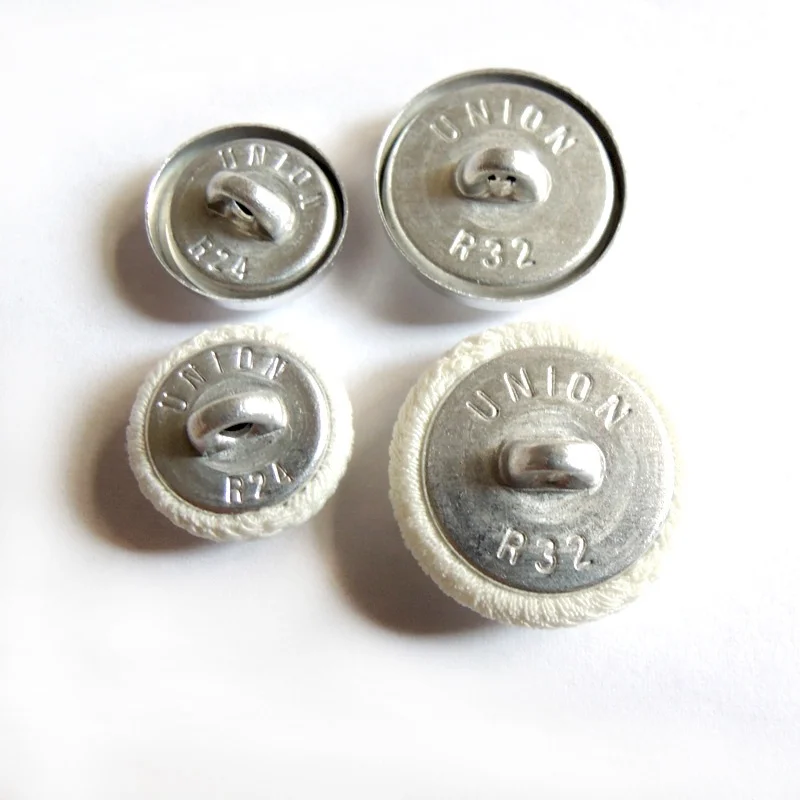 Пуговицы из ткани, покрытые соединением, компоненты пуговиц, сырье для пуговиц для одежды
