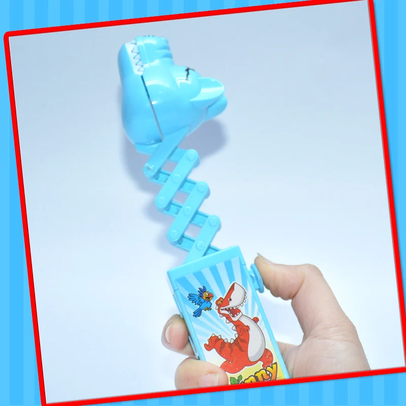 2020 new cheap toy candy wolf pliers toy animal with candy best selling in retail store