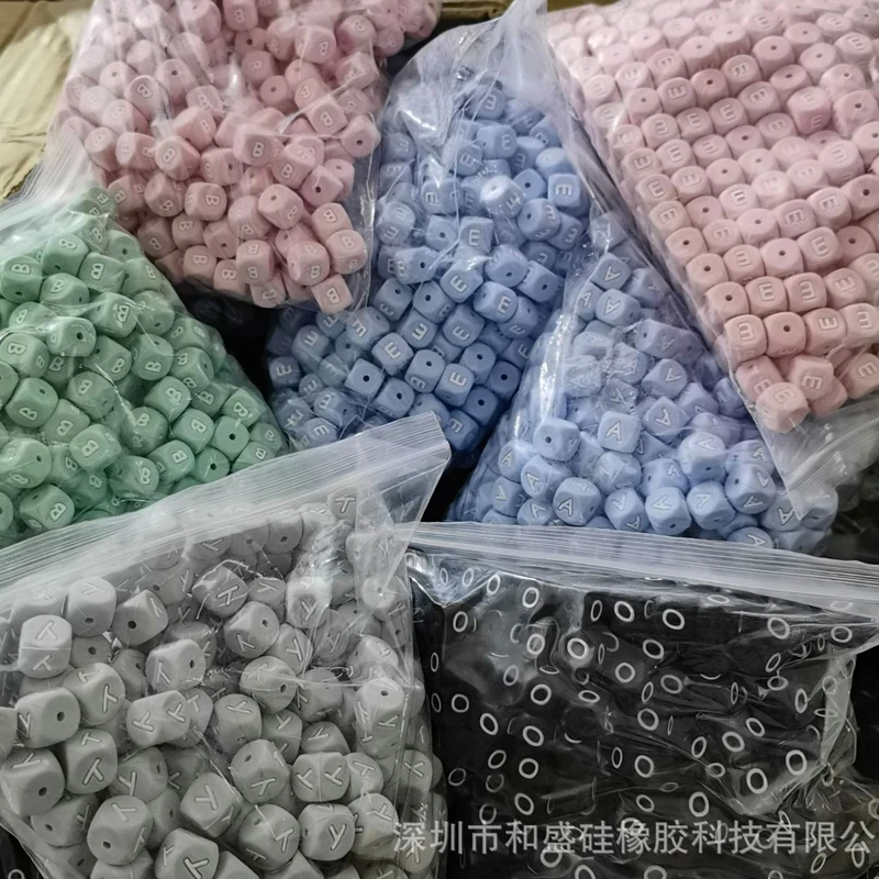 customization hot selling products silicone alphabet beads 15mm bulk keychain custom logo silicone letter bead for bracelet