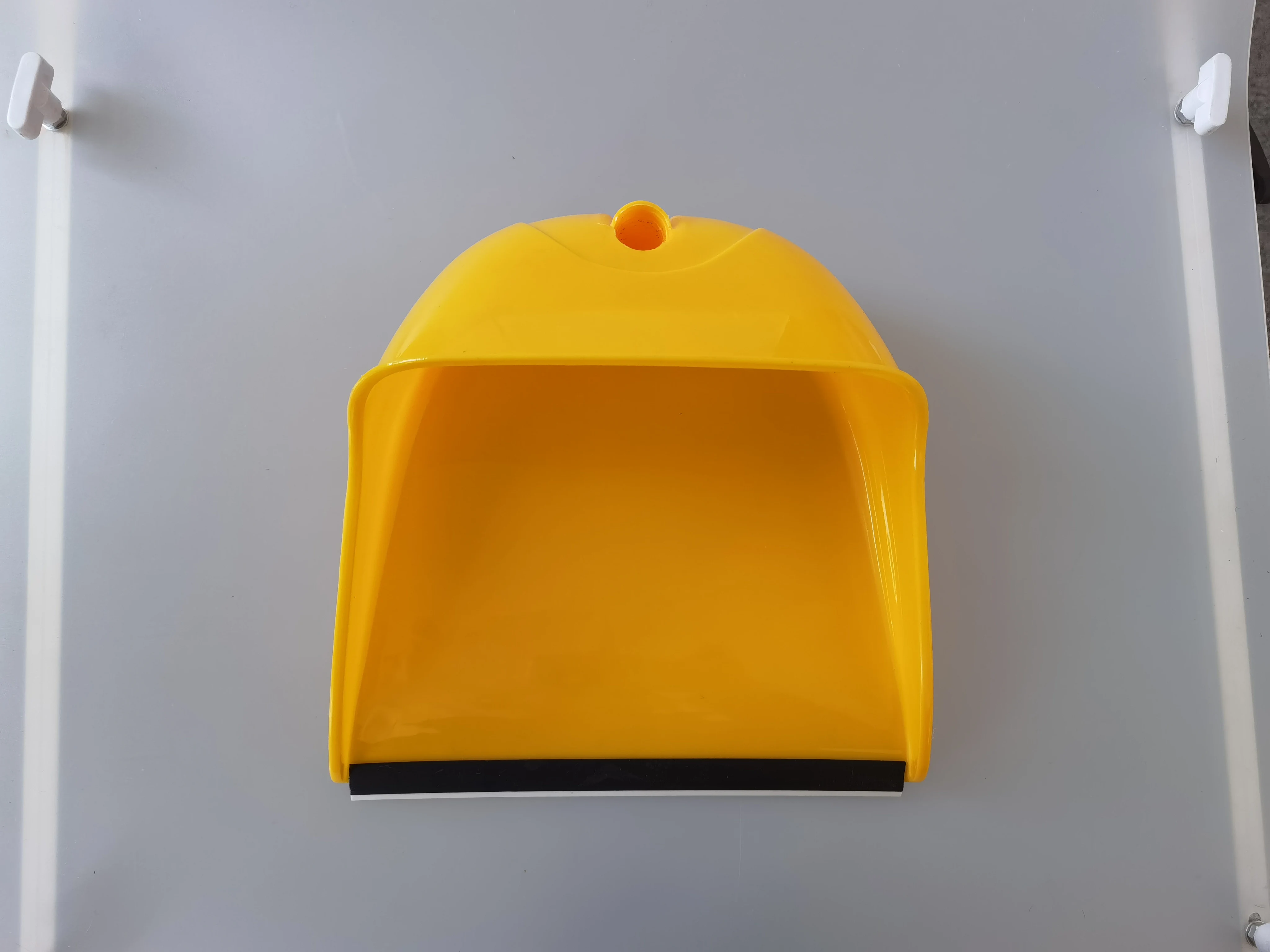 Item No.7003  long upright metal handle PP dustpan,  plastic pala with long stick, plastic shovel with handle