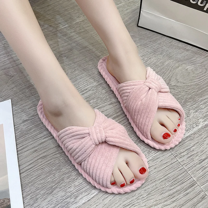 High quality 2024 Soft Memory Foam Warm Cross Shoes Warm Plush Insole Cloudy Comfort Flat girls ladies slides slippers for women