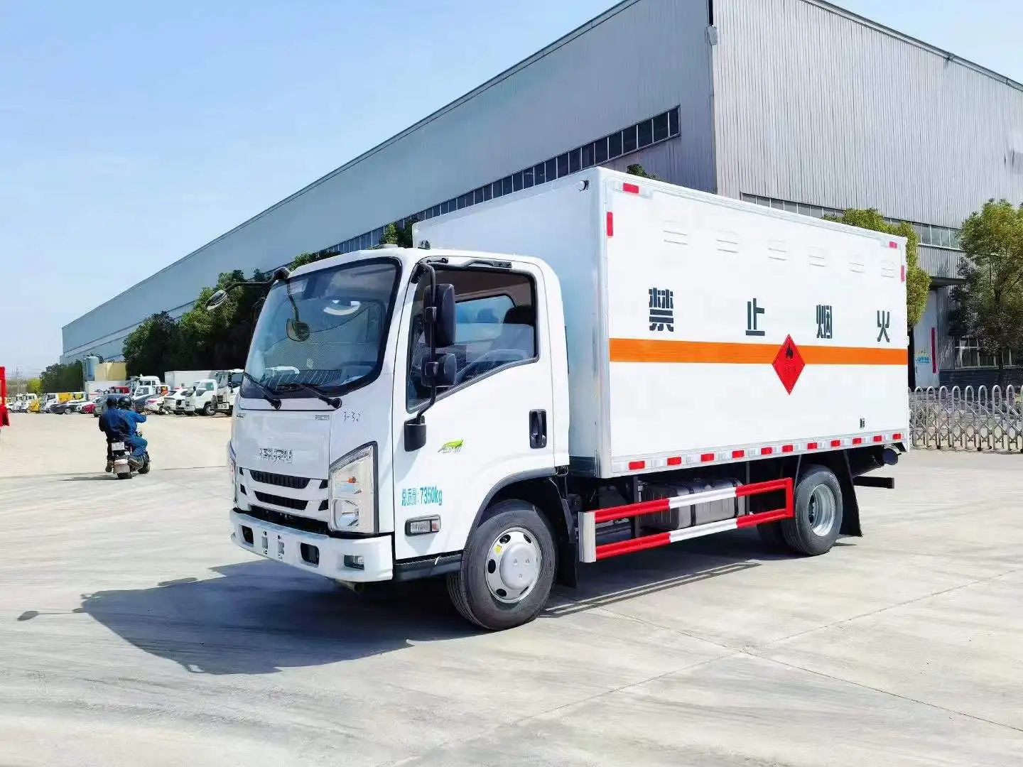 Isuzu Dangerous Goods Transport Vehicle Multi functional Cargo Truck 40 cbm Vans