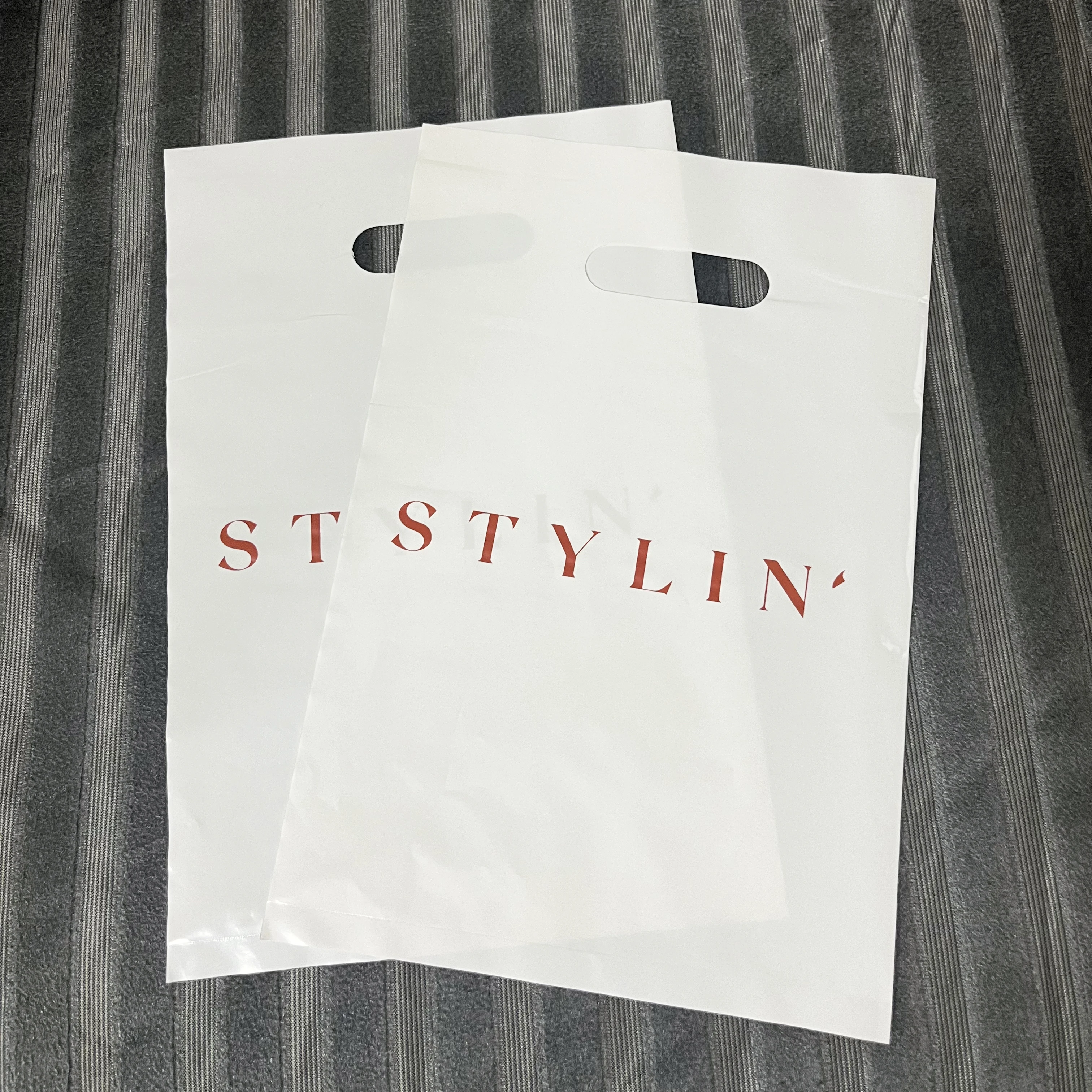 Hot Sell High Quality Printed  Plastic Packaging Bag Merchandise Handle Plastic Die Cut Bag For Clothes Shopping Bags With Logo