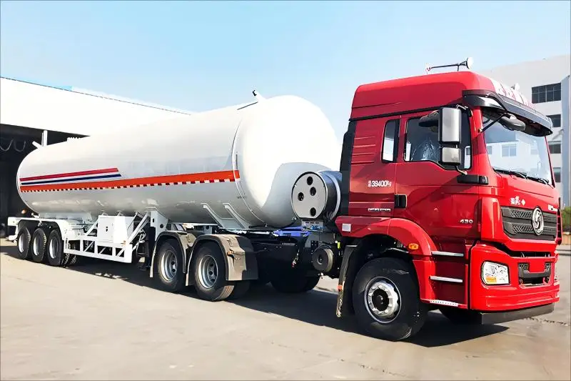 The latest process design of CIMC is a three-axis Fuel Tanker semi-trailer made of high-strength steel.