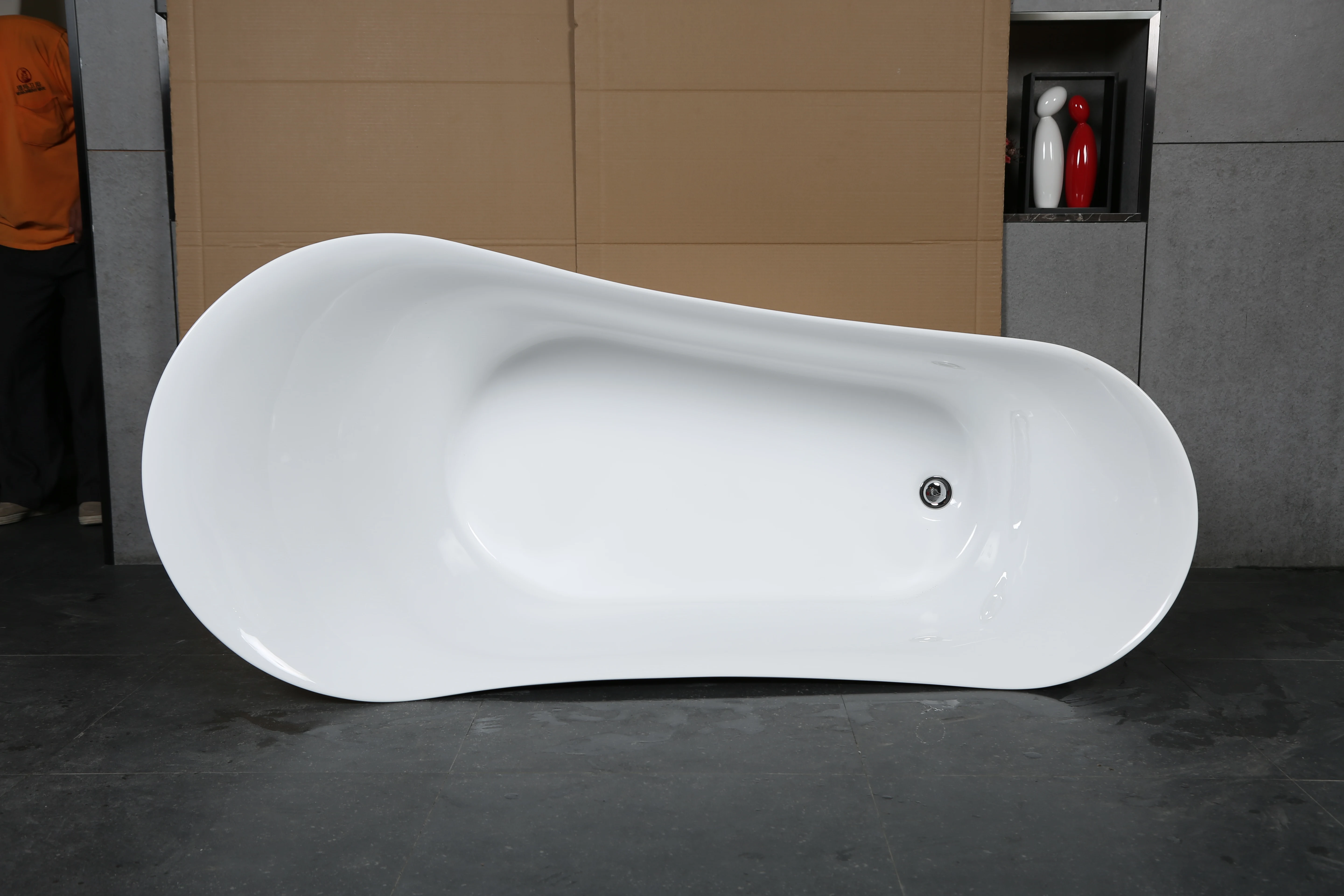 Free Standing Bath Tub Whole Seller Hot Sale Acrylic CE Modern Divano Freestanding Vasca Da Bagno Di Design Drainer Body Soaking