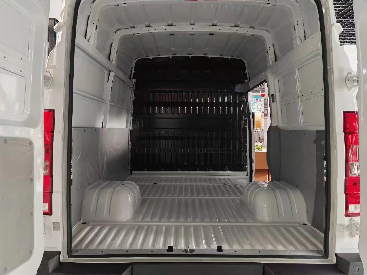 Naveco V35 New Popular Large Space Diesel Engine Classic Trucks Durable with High Quality Stability
