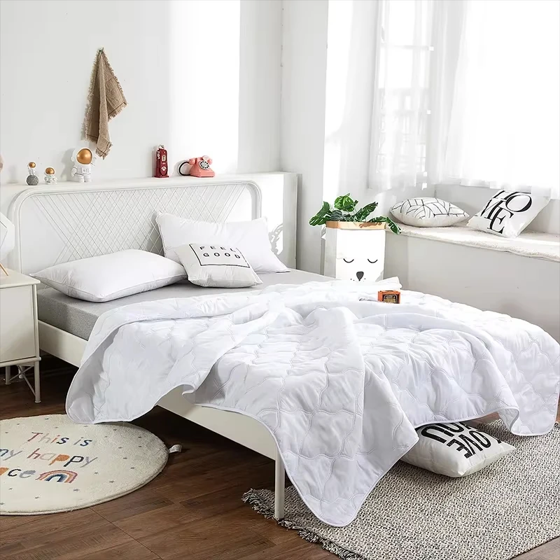 White Thin Quilt Solid Color Lightweight Washable, Throw Blanket for Summer, Nap and Travel Breathable Air Conditioner Quilts