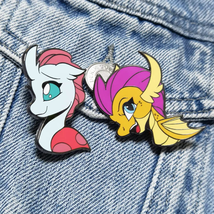 Индивидуальный мультяшный жесткий эмалированный металлический лацкан черный никелевый значок с подложкой