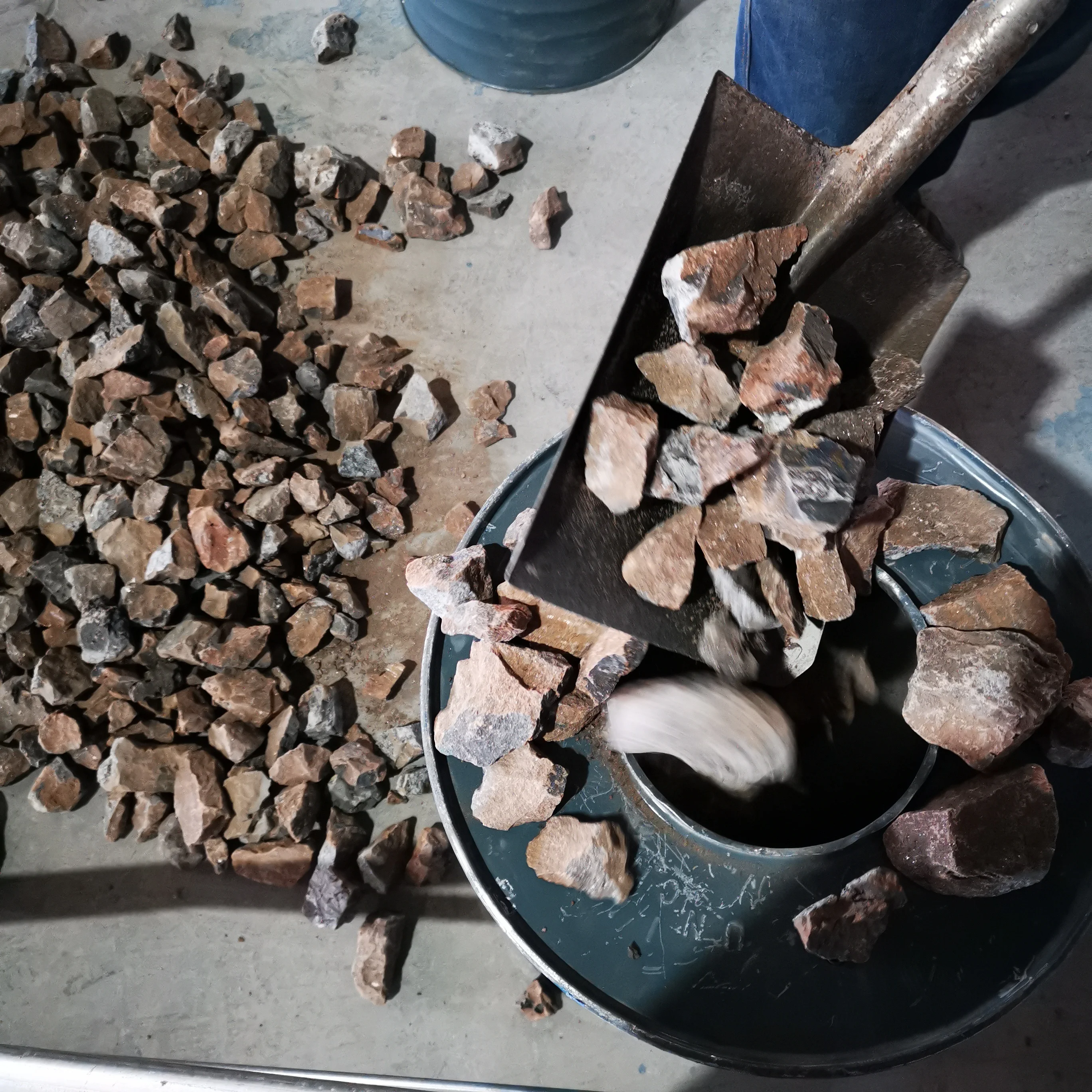 Карбид кальция, камень, газ, сварка, производитель карбида кальция 295 л/кг 100 кг, карбид кальция 50-80 мм