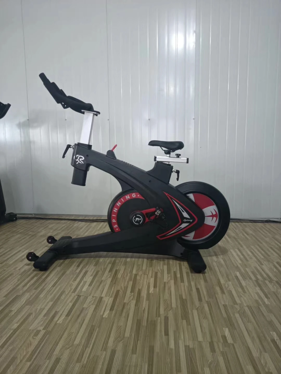 Strong and handsome healthy commercial spin bike exercise for gym use
