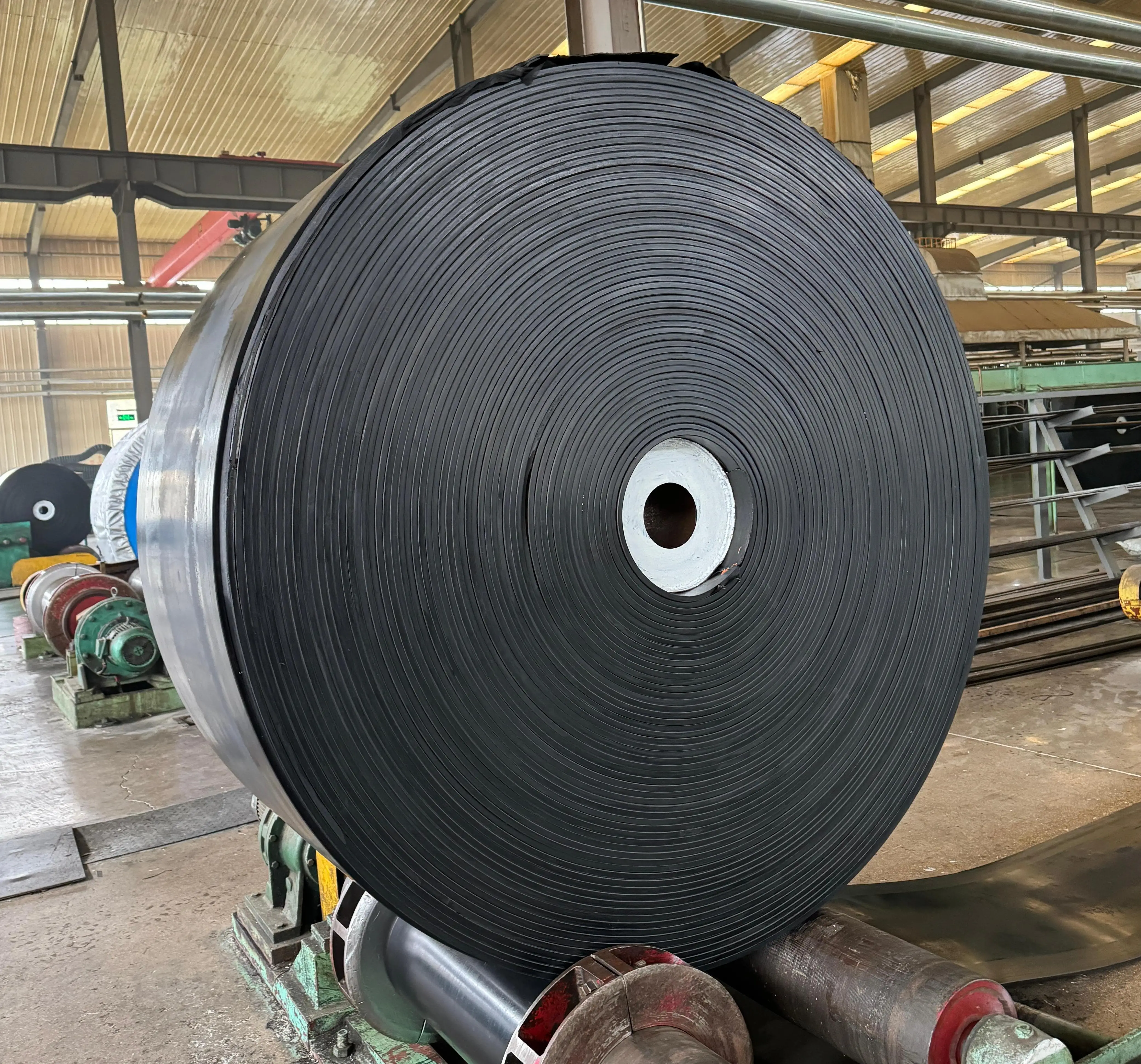China-Made Flat Conveyor Rubber Belts Aggregate Transport Concrete Mixing Plant Cutting Moulding Machine Transmission Belt