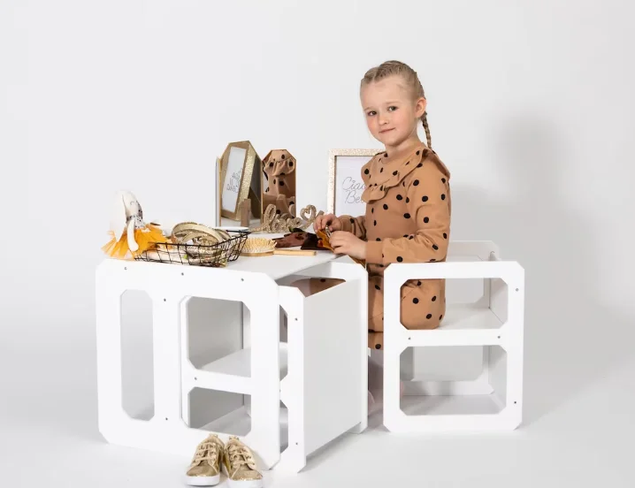 Modern Wooden Kids Study Table and Chairs Custom Suitable for Children under 7 Years Old