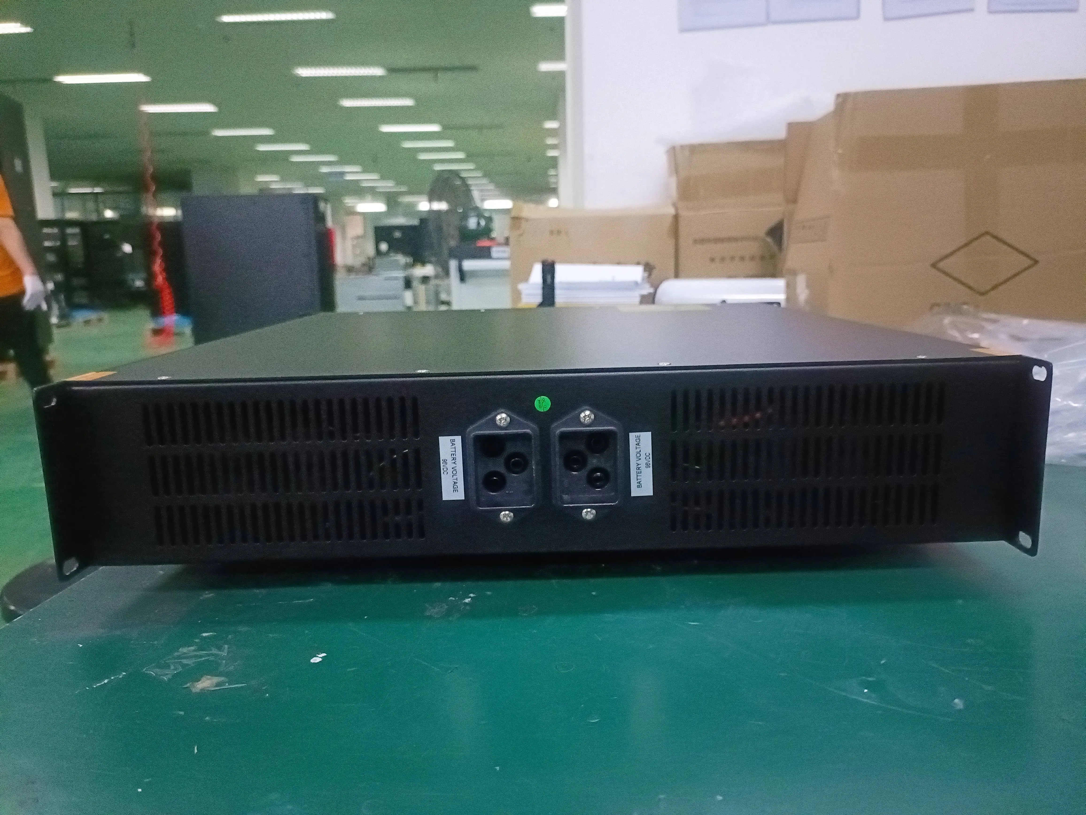 Однофазный 230 В 50 Гц UPS 3 кВА 2.7KW сертификация качества с внутренней батареей 72VDC