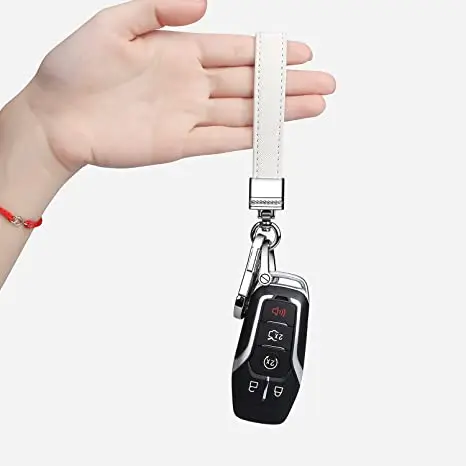 Wholesale Leather Car Keychain Universal Metal Key Chain Accessories Car Key Keychain Holder for Men and Women