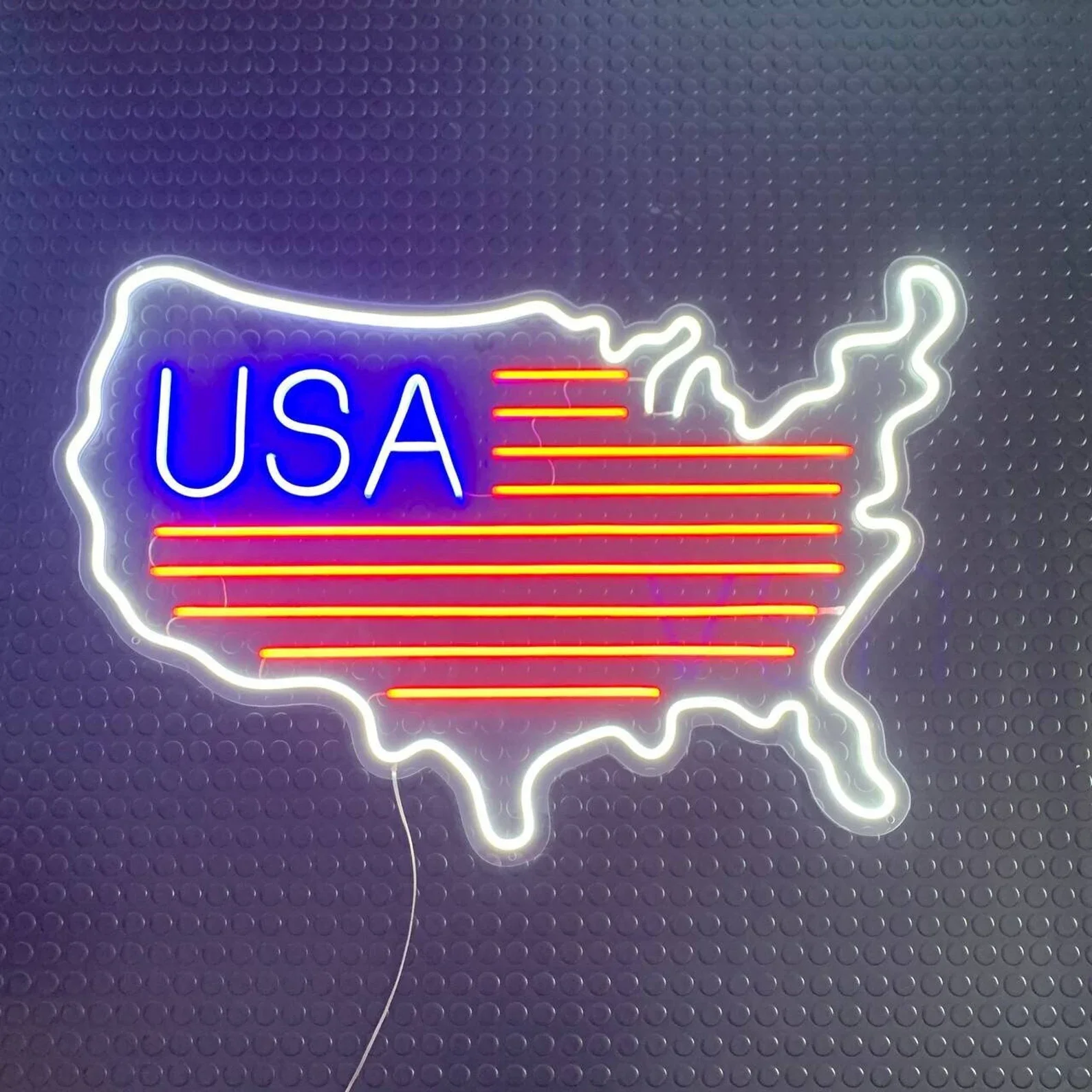 Неоновая вывеска с флагом США