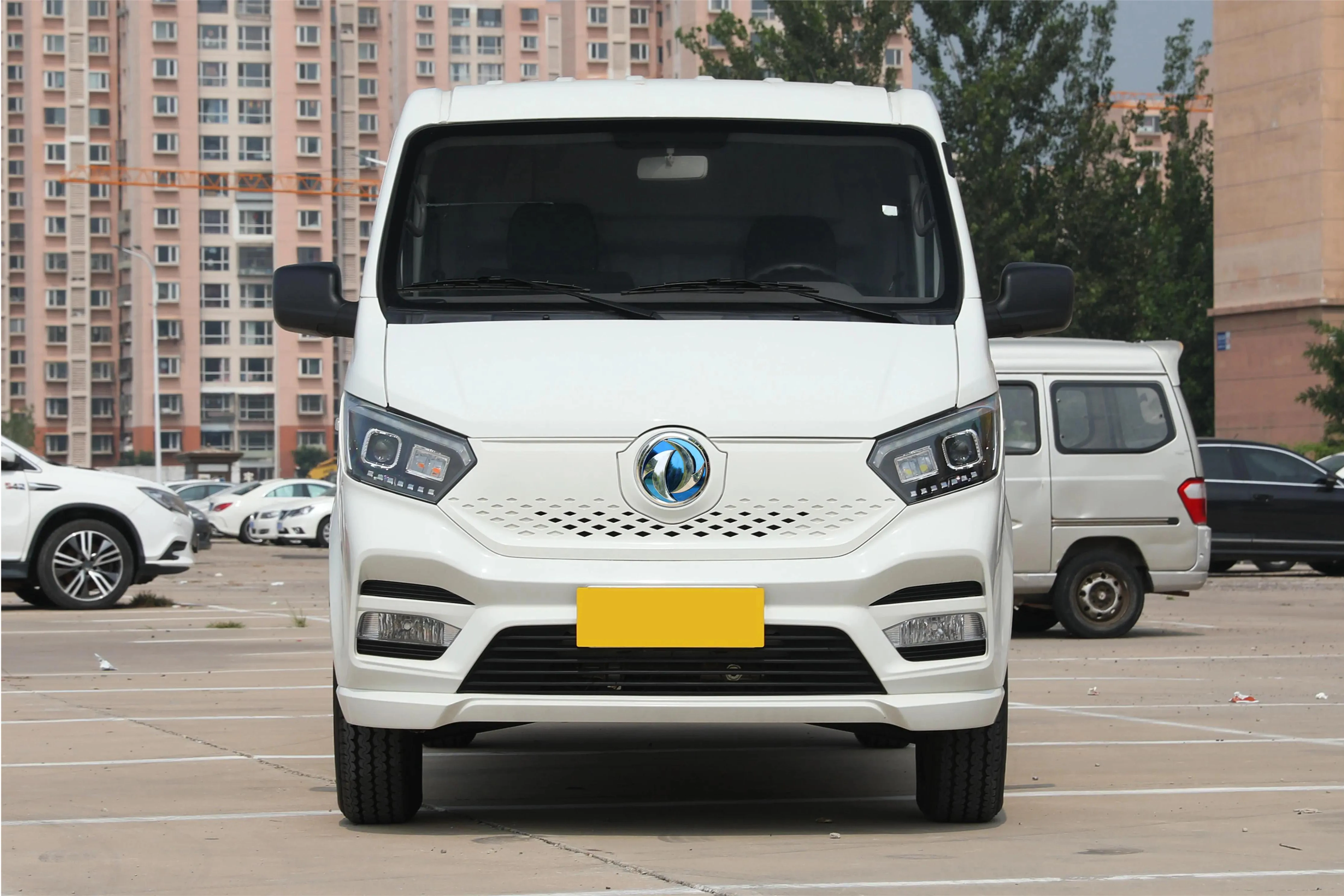 Urban Delivery Cargo Van All-Electric 2 Seats 41.86kWh Logistic Express Transportation Van Remarkable Payload and Cargo Space