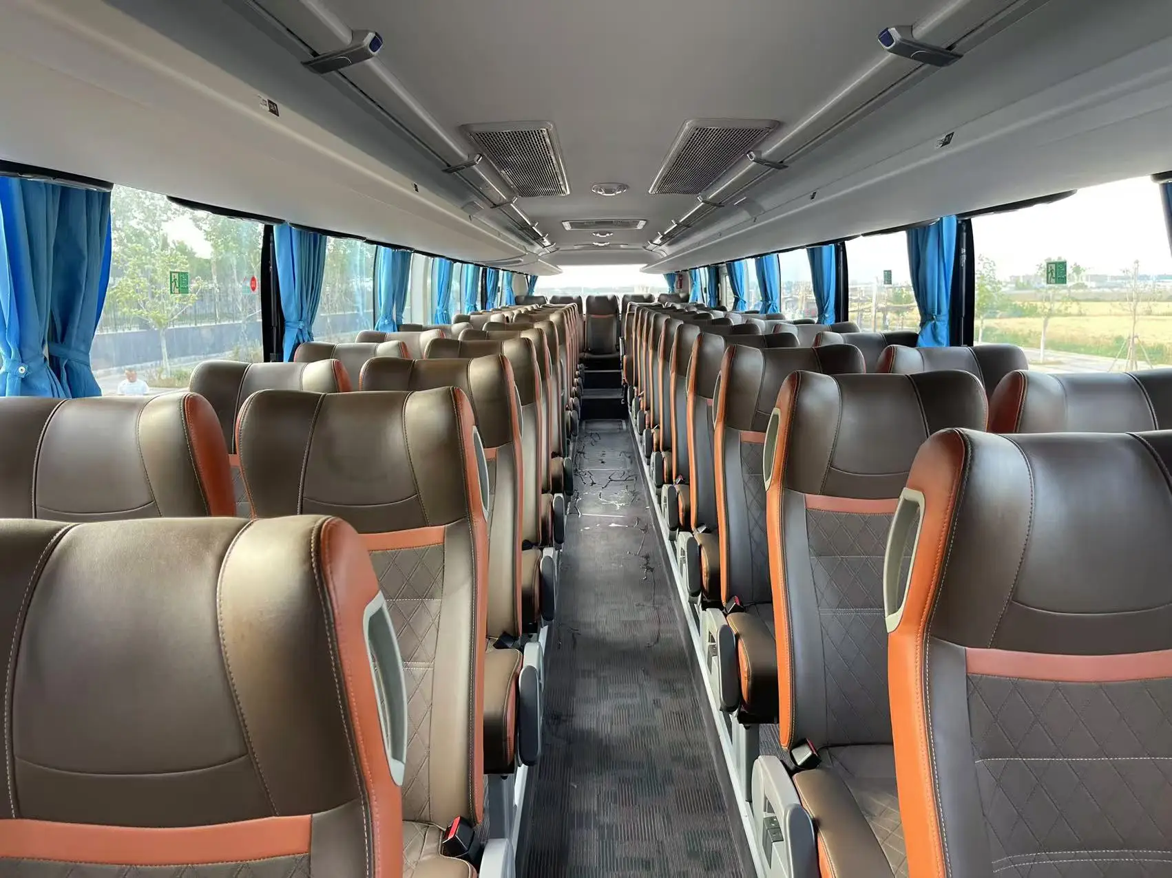 Used Yu-tong City Buses with Luxury 56 Seats Second Hand Yu-tong ZK6137 Double Rear Axles Long Distance Bus Coach Buses for Sale