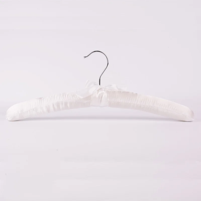 Custom Personalized satin padded hangers Durable high quality fabric non -slip satin clothes hanger