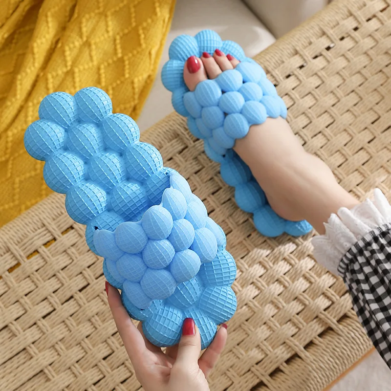 Женские и мужские шлепанцы