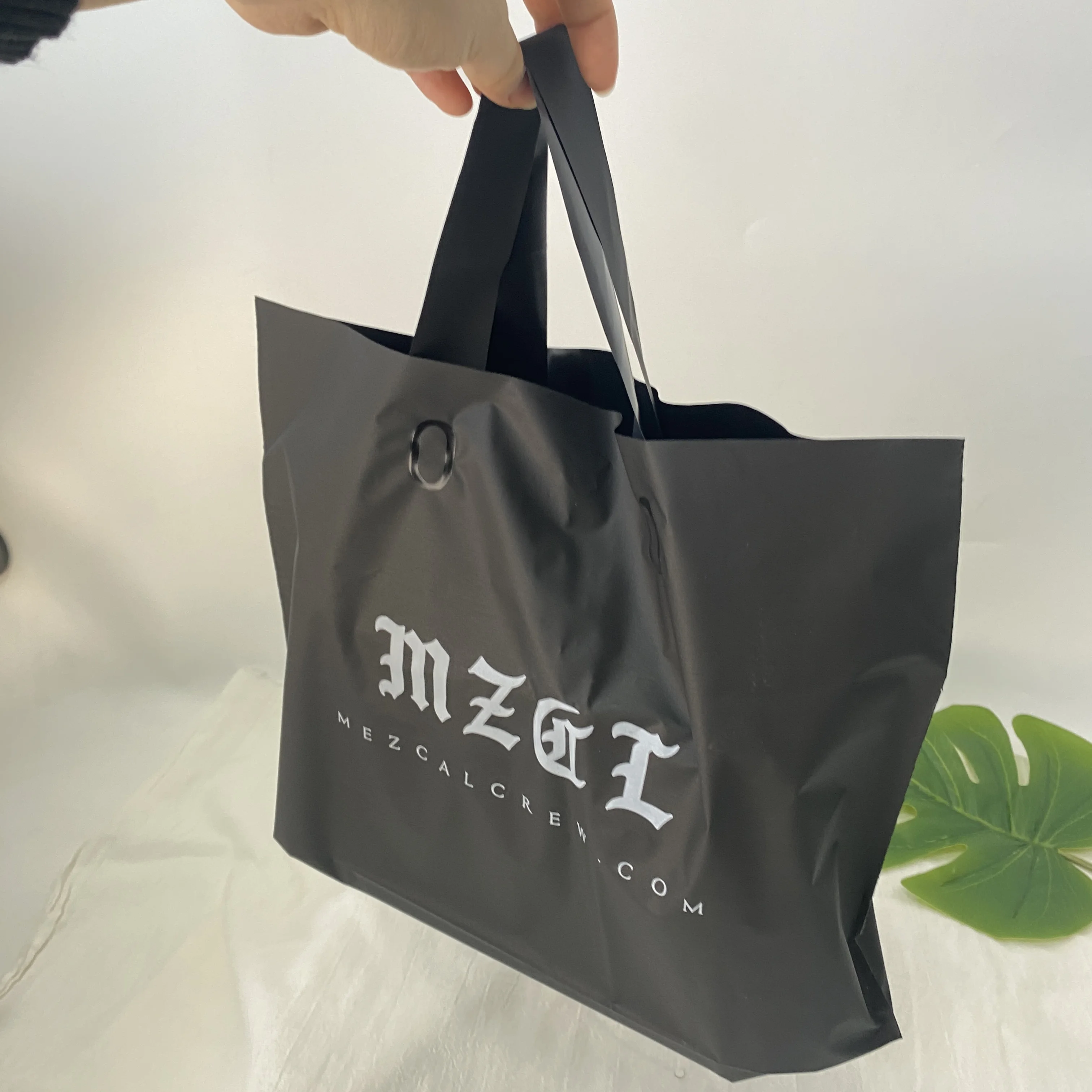 Customized handbag with single-layer handle, plastic bag with logo, biodegradable LDPE plastic packaging, shopping bag