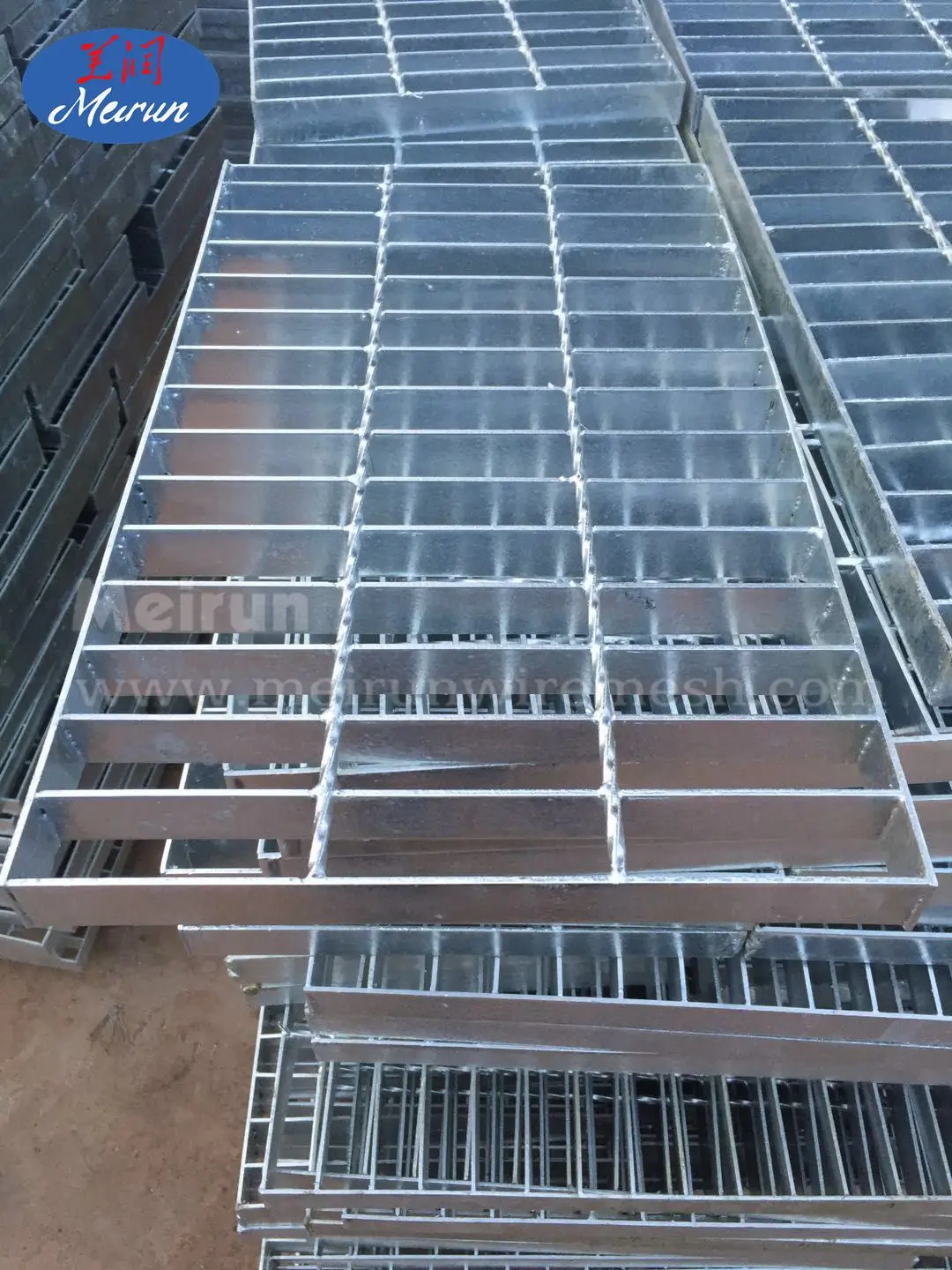 Popular in the world galvanized steel grating making machine