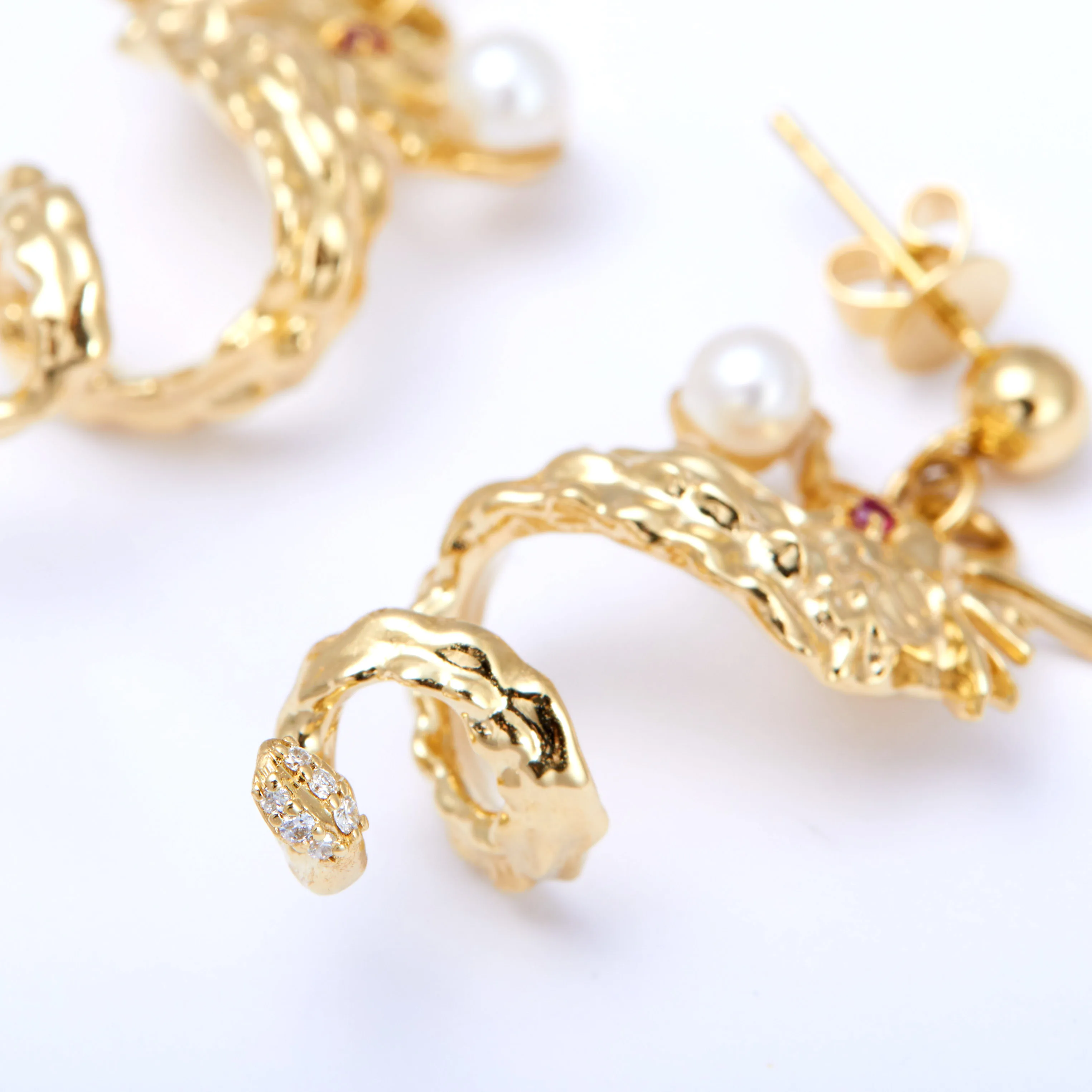 2022 Unique Designed 18K Solid Gold Pearl Natural Traditional Dragon Design Earrings Customized Jewelry for Women Girl for Gift