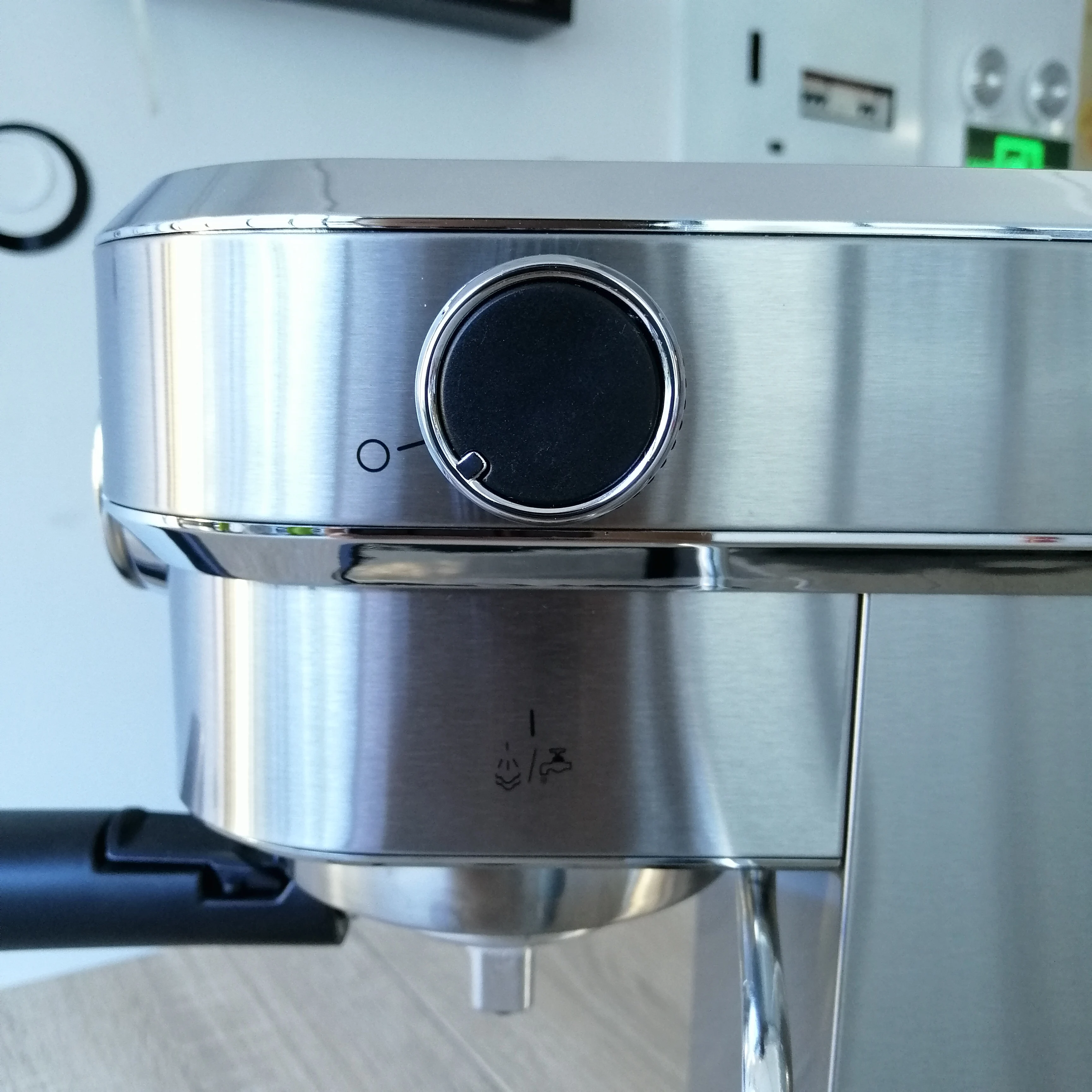 Espresso machine with pressure meter