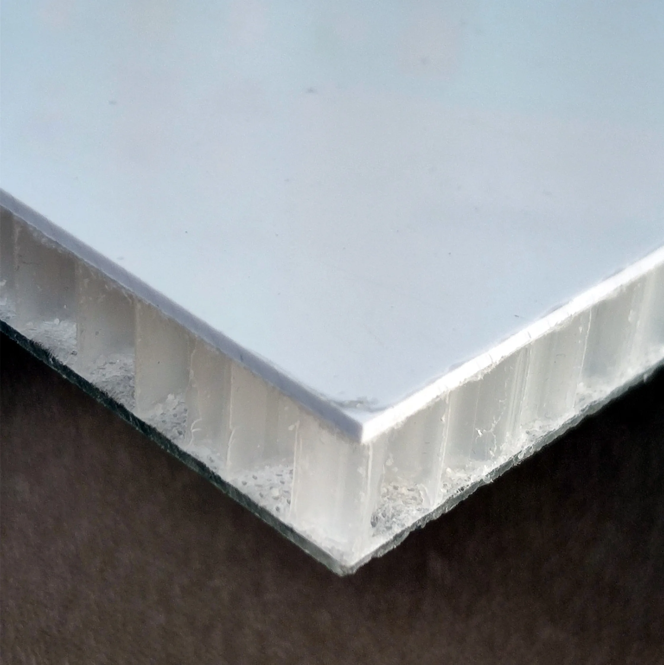 Sound reducing acoustic wall panels of  pp  honeycomb core structural sandwich wall panels