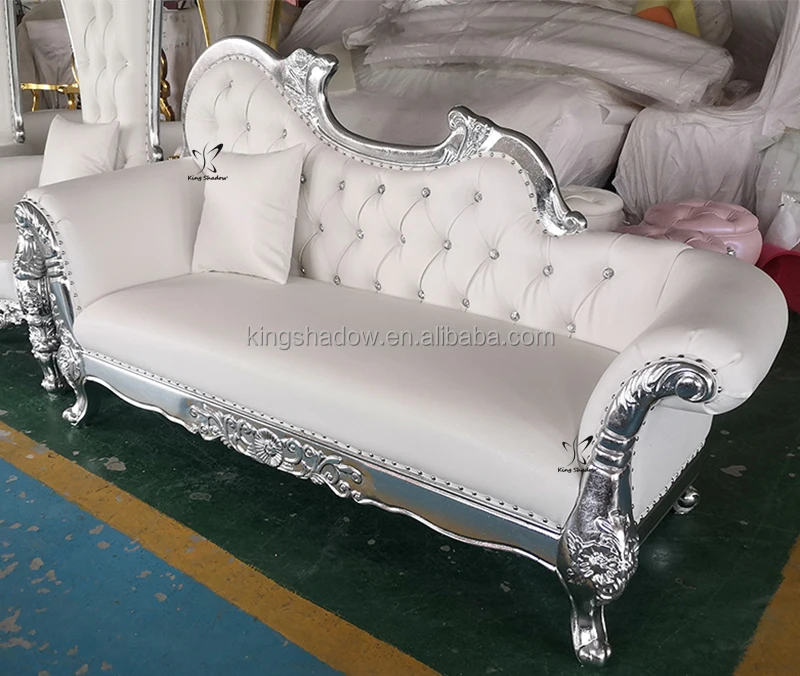 Винтажный и современный набор диванов для приема в гостиную