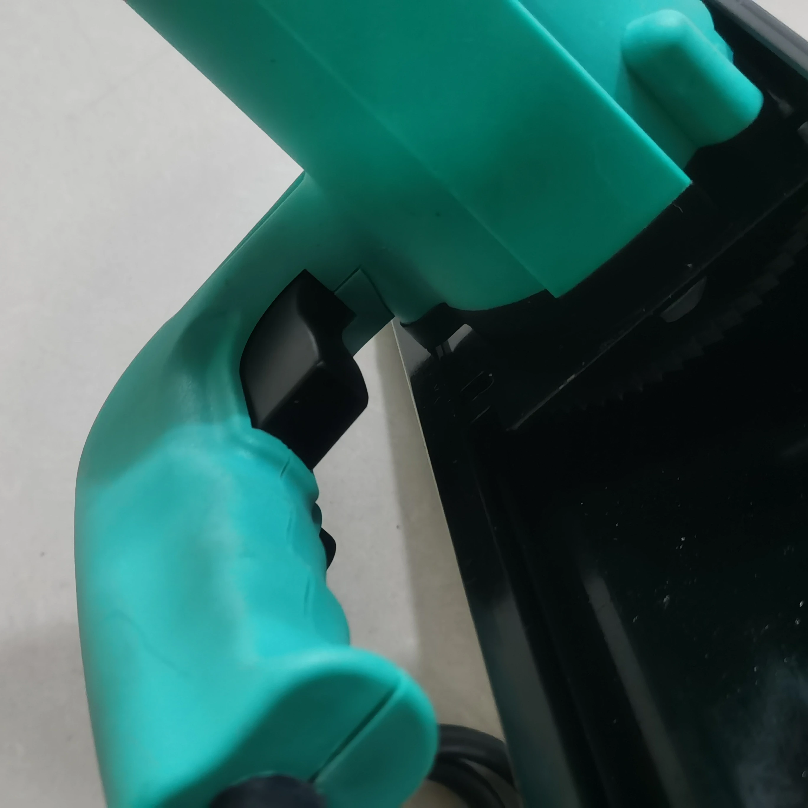 Manual cleaning machine for v port of plastic steel doors and Windows