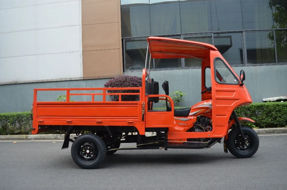 Promotional motorized gas powered cargo tricycle/three wheel motorcycle with cabin for adult