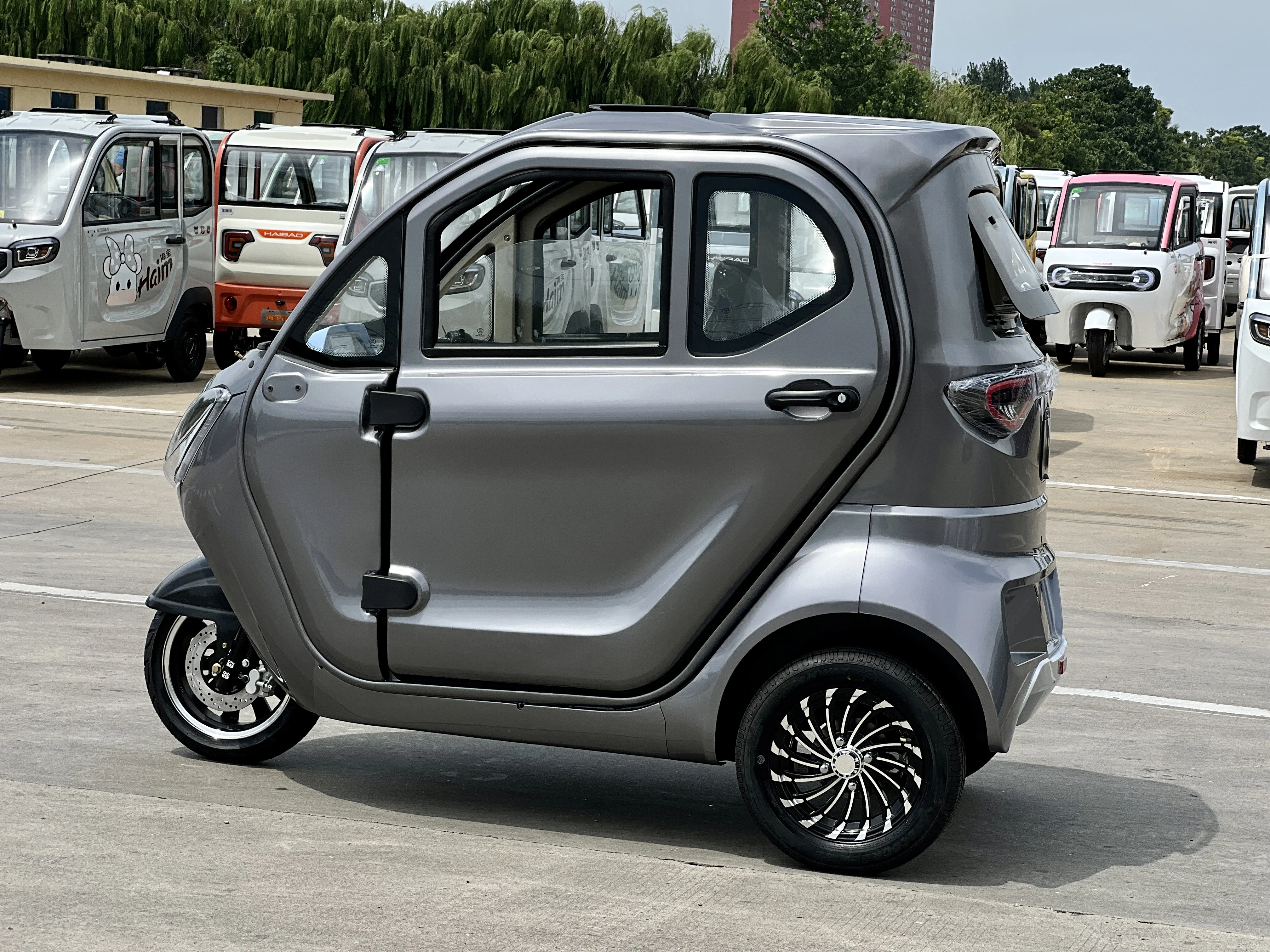 Hai Bao electric tricycle which is perfect for city travel and designed to provide a smooth, eco-friendly journey