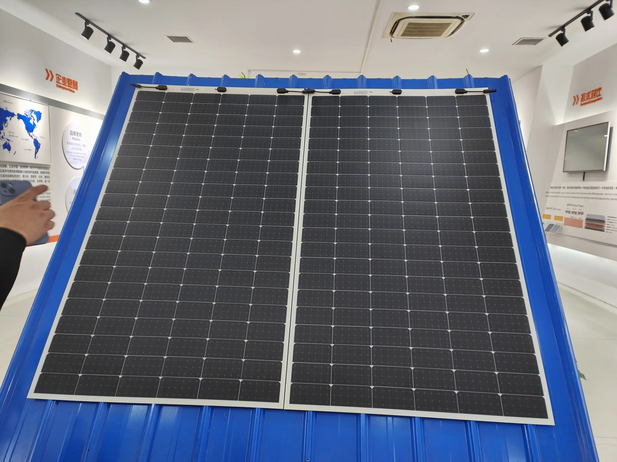 Flexible Solar Panel 200W  IP68 Monocrystalline Solar Modules Bendable Semi-Flexible Mono Solar Panel 200 Watt for RV Roof