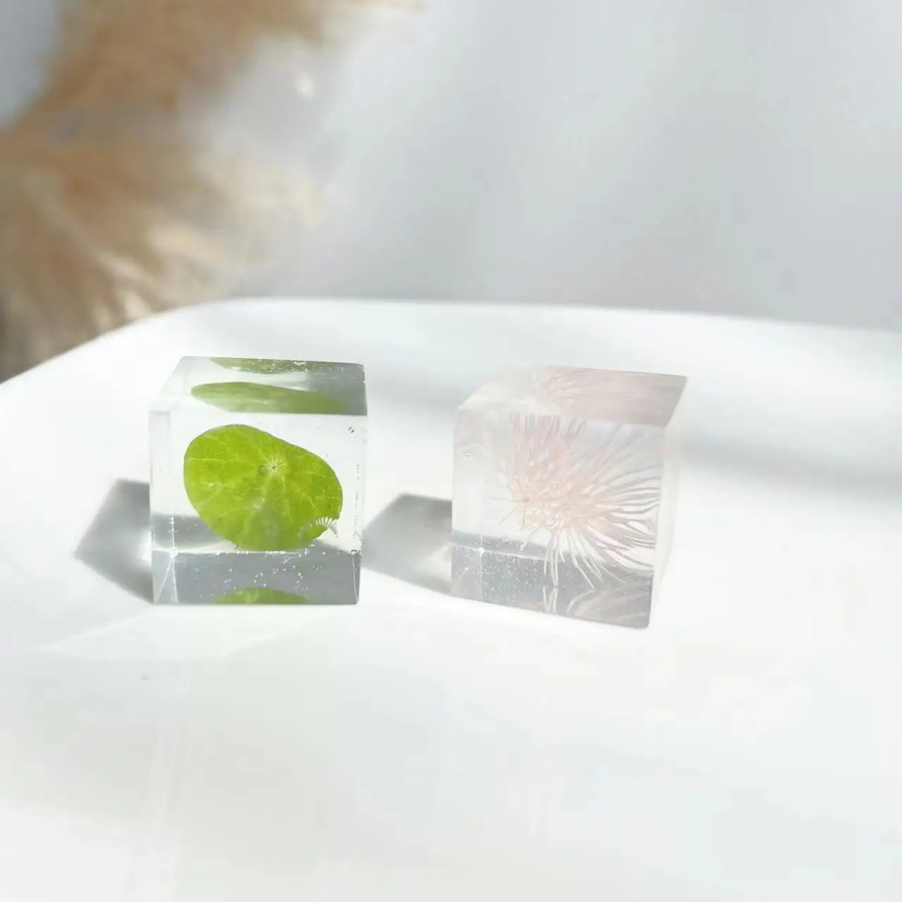 Resin Figurine Flower Decorations Handcrafted Real Preserved Flower In Resin Transparent Cube For Home Decoration