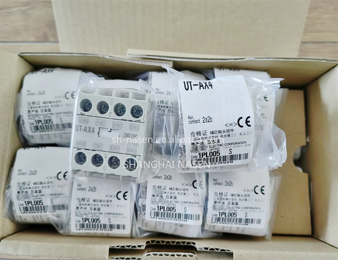 Mitsu Auxiliary contact UT-AX4 ; Circuit protector CP30-BA